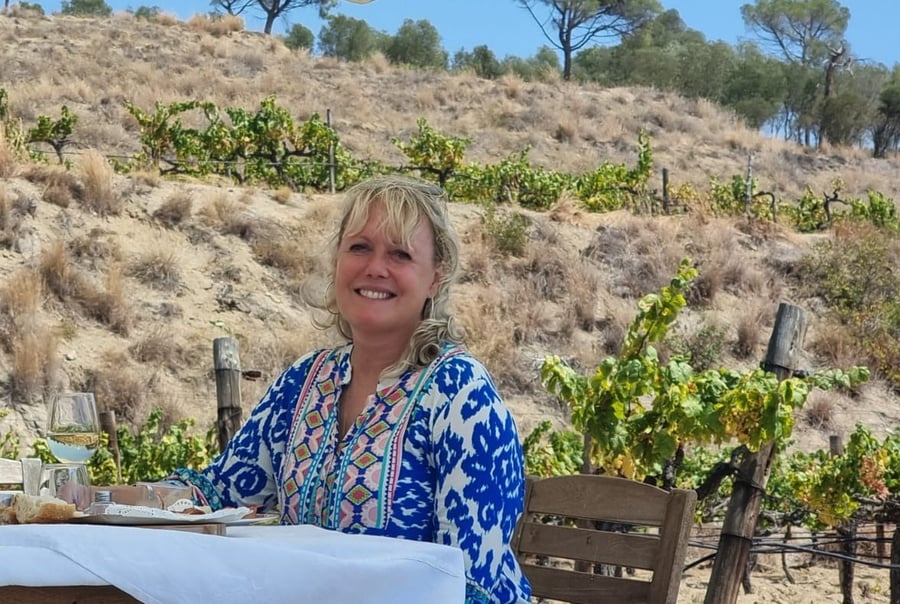 Camilla provar vin