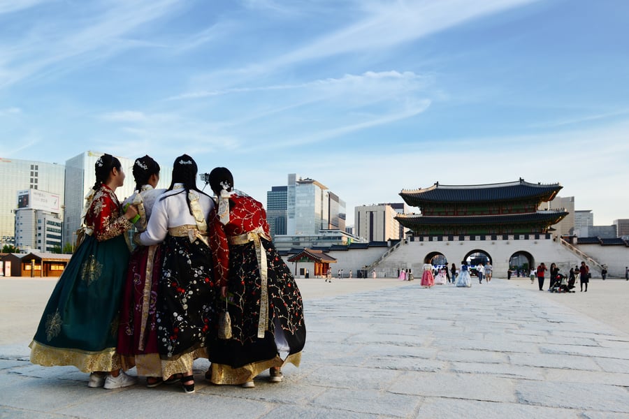 Girls at the Gyeongbokgung palace