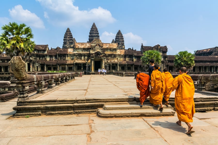 Munke foran UNESCO-beskyttede Angkor Wat