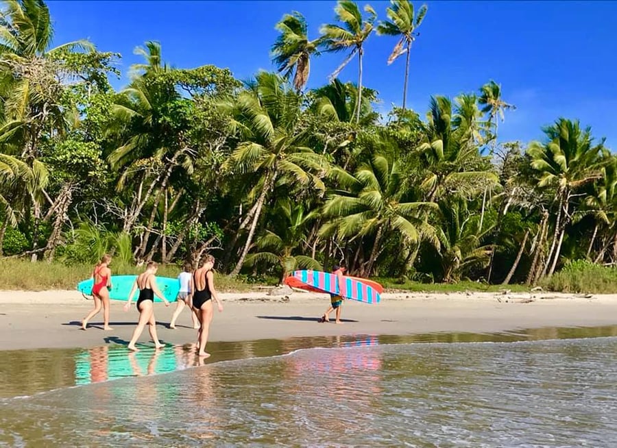 Surfers op het strand in Costa Rica