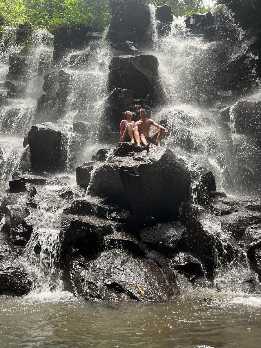Par við foss á Balí