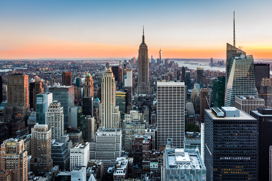 New Yorks skyline i solnedgång