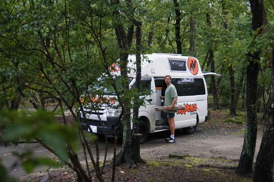 Camper miidden in de natuur