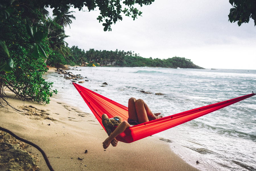 relaxen in een hangmat aan de kust