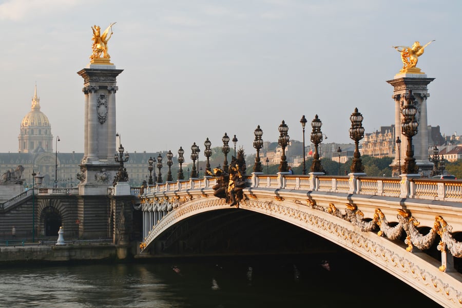 Broen Pont Alexandre III over Seinen i Paris